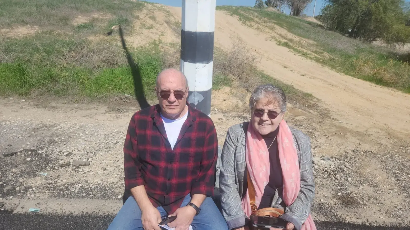 פנינה ויוסי רוסו מעין בהבשור שבנם אורי רוסו נרצח בכפר עזה בשביעי לאוקטובר , צומת גמה במסע הלוויה של שלמה מנצור מראשל"צ לכיסופים, 2 במרץ 2025 פנינה ויוסי רוסו מעין בהבשור שבנם אורי רוסו נרצח בכפר עזה בשביעי לאוקטובר , צומת גמה במסע הלוויה של שלמה מנצור מראשל"צ לכיסופים, 2 במרץ 2025