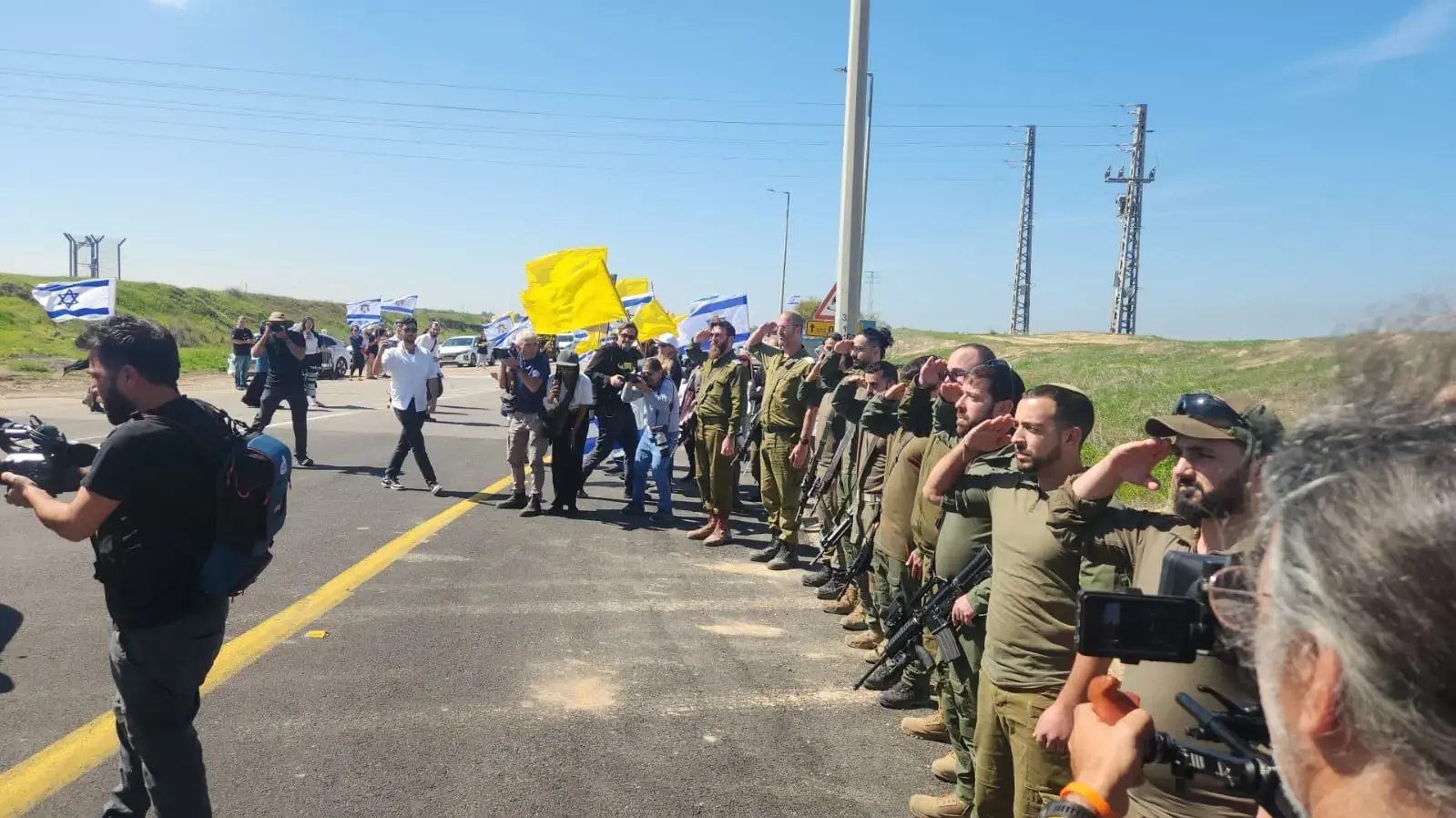 חיילים מצדיעים בצד הדרך בעת מסע הלוויה של שלמה מנצור, צומת גמה, 2 במרץ 2025 חיילים מצדיעים בצד הדרך בעת מסע הלוויה של שלמה מנצור, צומת גמה, 2 במרץ 2025