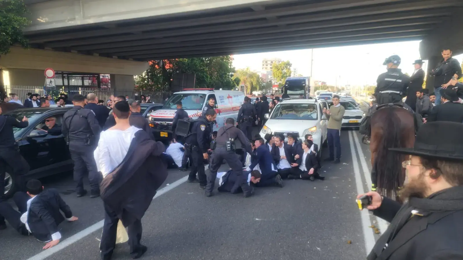 חרדים קיצוניים בהפגנה על מעצר עריק מהצבא, כביש 4 סמוך לבני ברק, 2 במרץ 2025 חרדים קיצוניים בהפגנה על מעצר עריק מהצבא, כביש 4 סמוך לבני ברק, 2 במרץ 2025