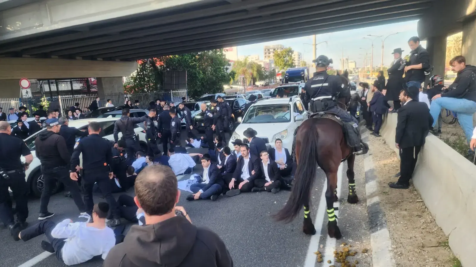 חרדים קיצוניים בהפגנה על מעצר עריק מהצבא, כביש 4 סמוך לבני ברק, 2 במרץ 2025 חרדים קיצוניים בהפגנה על מעצר עריק מהצבא, כביש 4 סמוך לבני ברק, 2 במרץ 2025