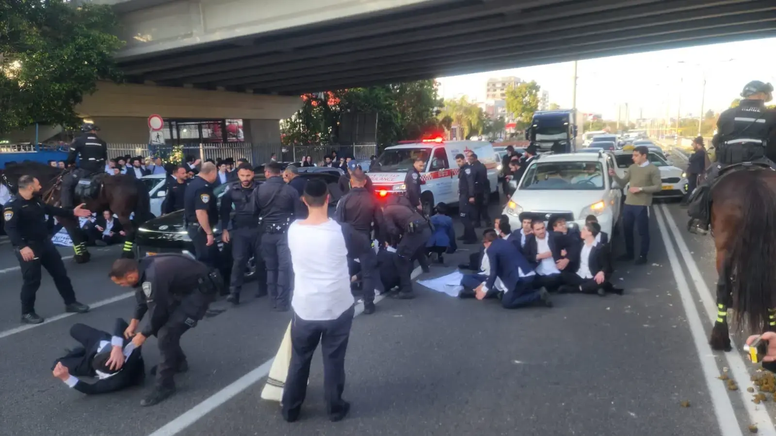 חרדים קיצוניים בהפגנה על מעצר עריק מהצבא, כביש 4 סמוך לבני ברק, 2 במרץ 2025 חרדים קיצוניים בהפגנה על מעצר עריק מהצבא, כביש 4 סמוך לבני ברק, 2 במרץ 2025