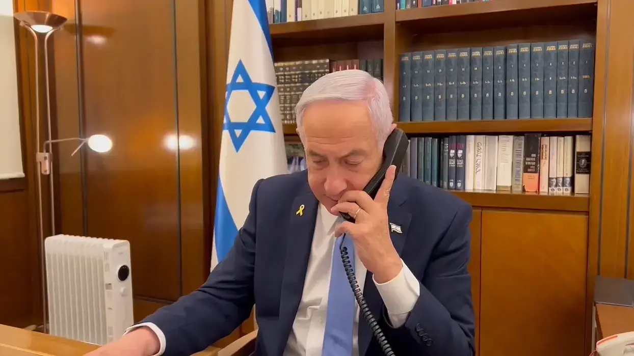ראש הממשלה בנימין נתניהו משוחח עם אלי שרעבי ששוחרר משבי חמאס, ראש הממשלה בנימין נתניהו משוחח עם אלי שרעבי ששוחרר משבי חמאס,