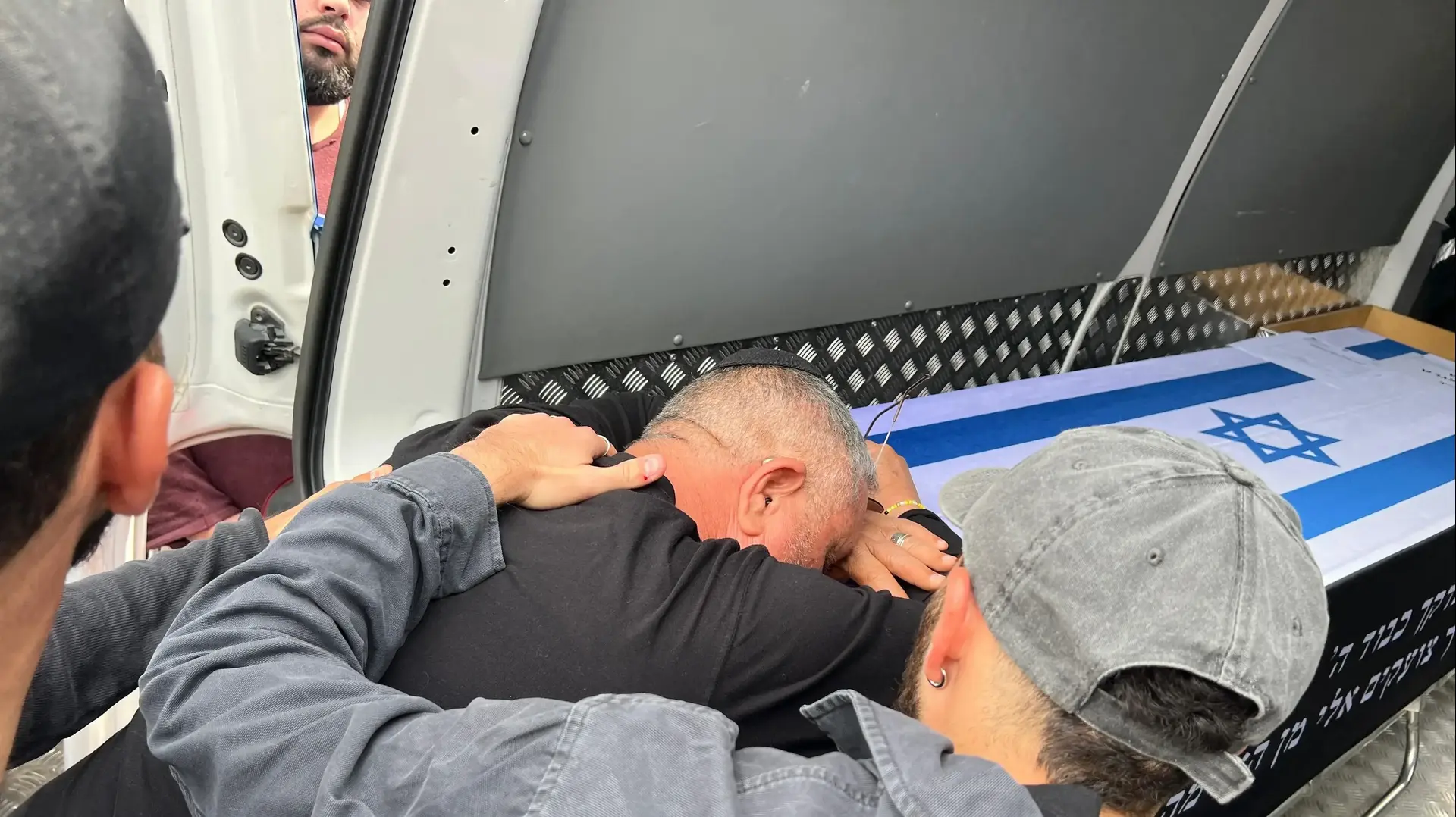 דני אלגרט מתפרק על ארונו של אחיו מסע הלוויה של איציק אלגרט מראשון לציון לניר עוז, 3 במרץ 2025 דני אלגרט מתפרק על ארונו של אחיו מסע הלוויה של איציק אלגרט מראשון לציון לניר עוז, 3 במרץ 2025