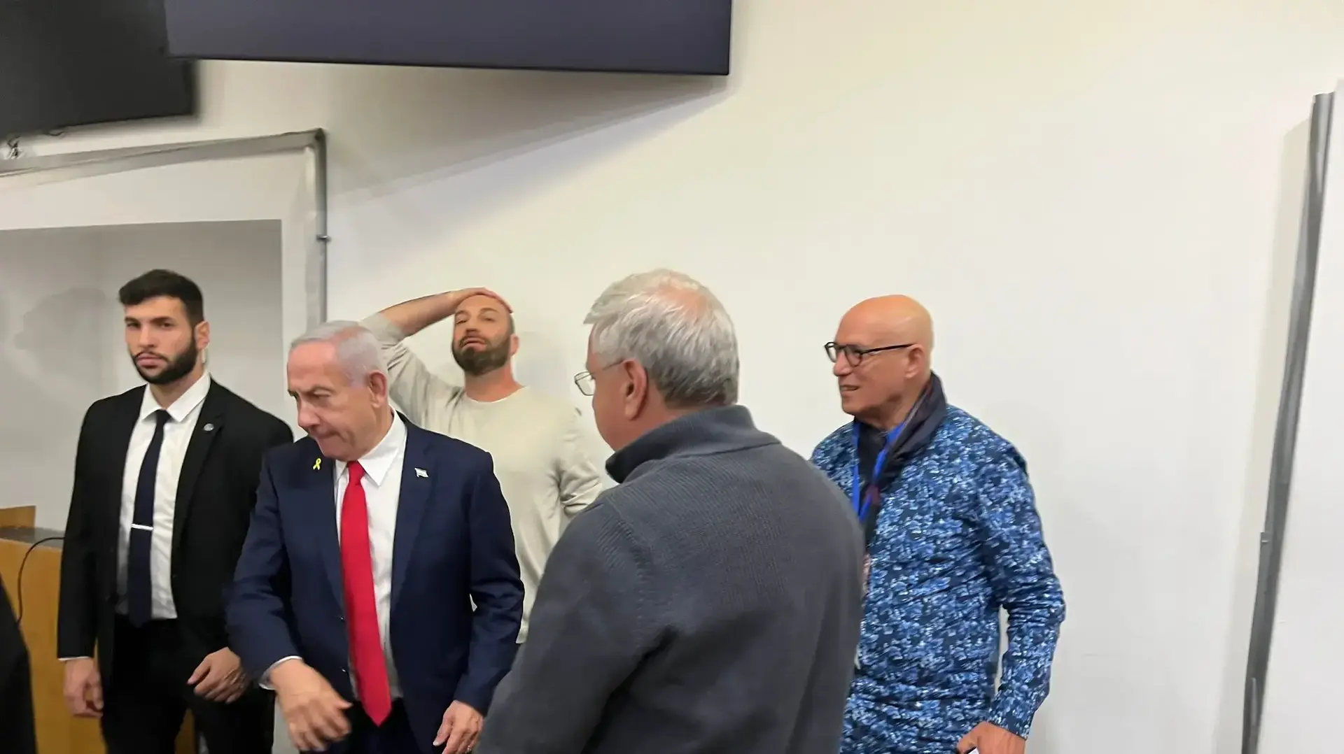 בנימין נתניהו עם יעקב ברדוגו ובני ציפר במשפטו פרשות המכונות "1000", "2000" ו-"4000", בית משפט מחוזי תל- אביב , 3 במרץ 2025 בנימין נתניהו עם יעקב ברדוגו ובני ציפר במשפטו פרשות המכונות "1000", "2000" ו-"4000", בית משפט מחוזי תל- אביב , 3 במרץ 2025