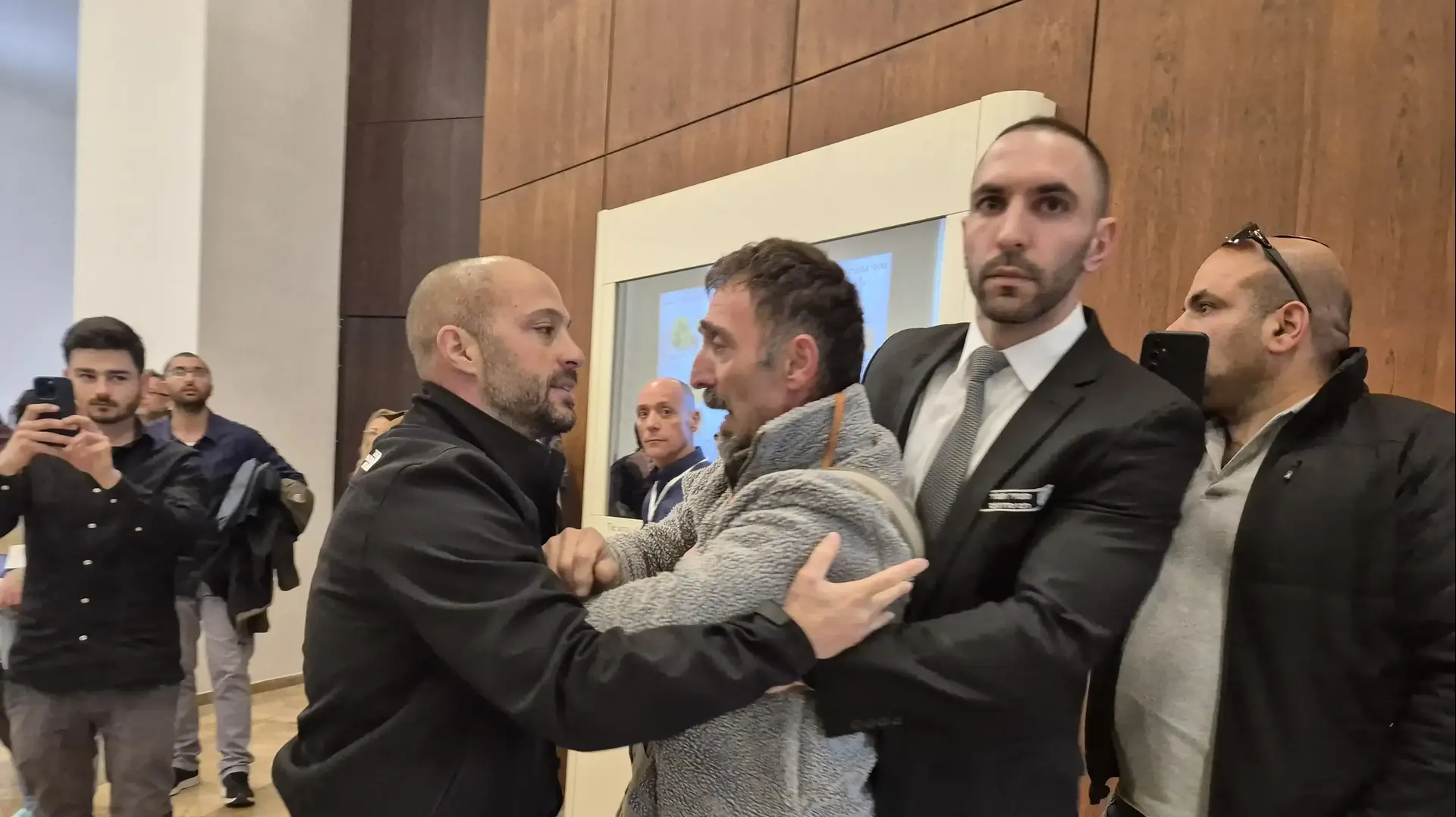 מהומה בכנסת, מונעים מחברי "מועצת אוקטובר" להיכנס למליאה לטובת דיון 40 חתימות, 3 במרץ 2025 מהומה בכנסת, מונעים מחברי "מועצת אוקטובר" להיכנס למליאה לטובת דיון 40 חתימות, 3 במרץ 2025