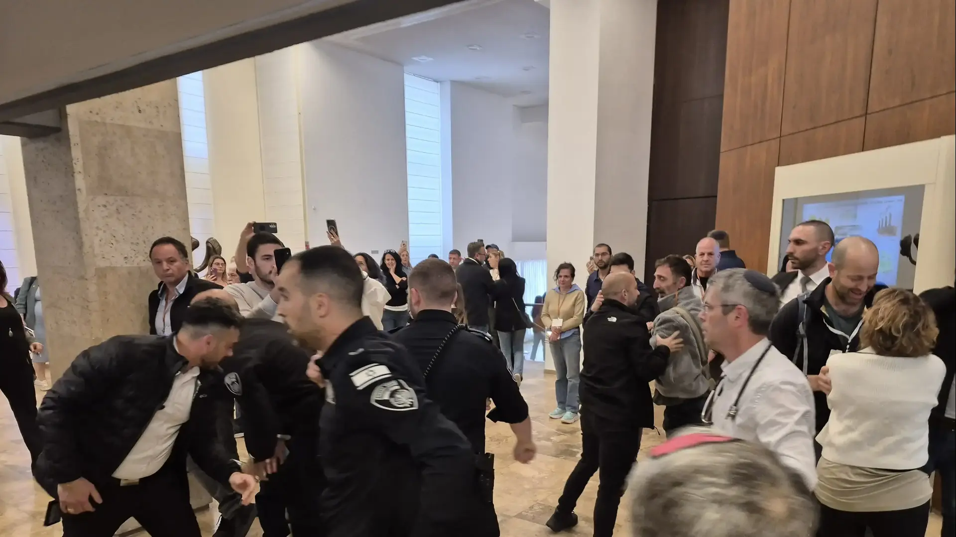 מהומה בכנסת, מונעים מחברי "מועצת אוקטובר" להיכנס למליאה לטובת דיון 40 חתימות, 3 במרץ 2025 מהומה בכנסת, מונעים מחברי "מועצת אוקטובר" להיכנס למליאה לטובת דיון 40 חתימות, 3 במרץ 2025