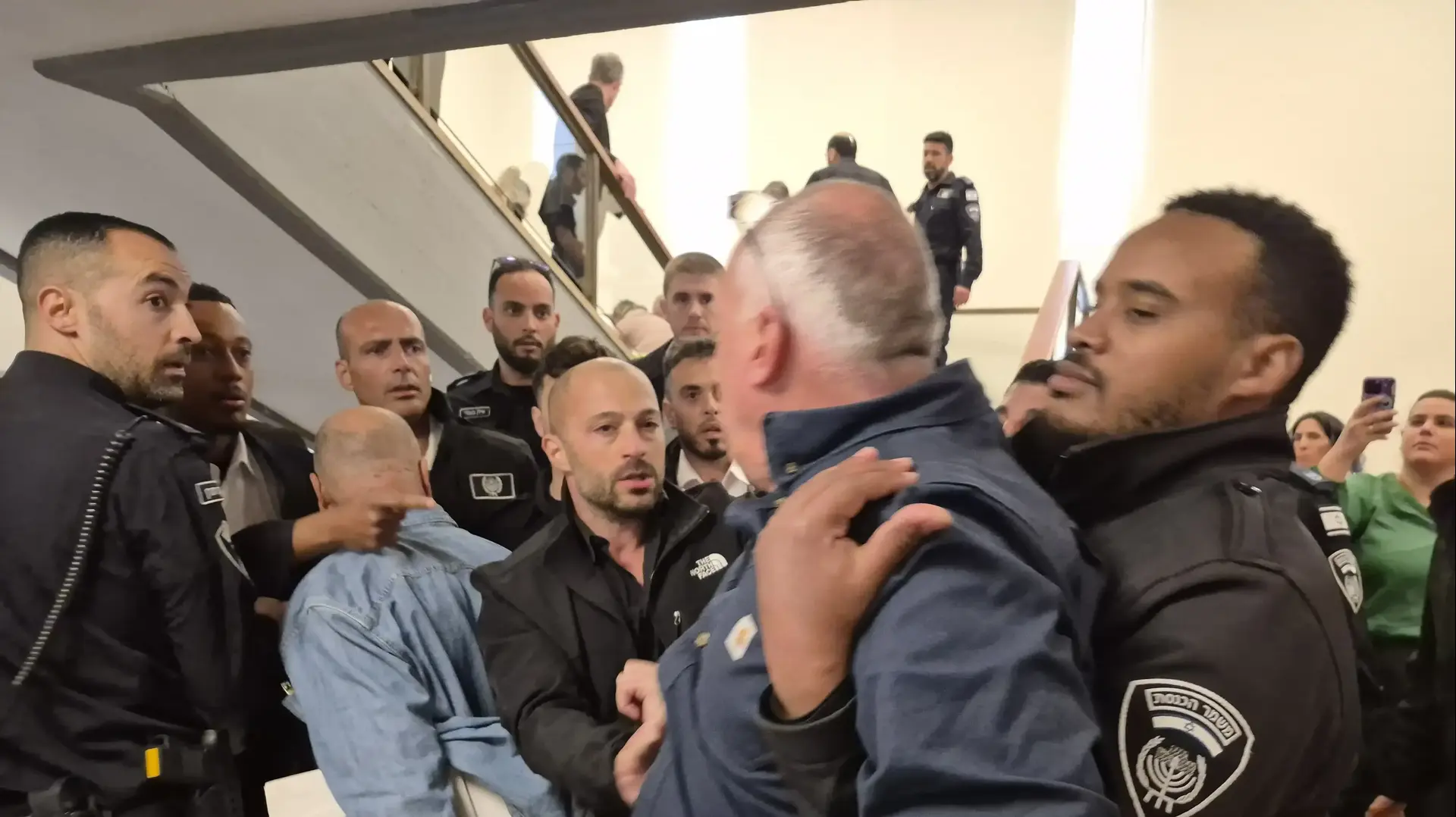 מהומה בכנסת, מונעים מחברי "מועצת אוקטובר" להיכנס למליאה לטובת דיון 40 חתימות, 3 במרץ 2025 מהומה בכנסת, מונעים מחברי "מועצת אוקטובר" להיכנס למליאה לטובת דיון 40 חתימות, 3 במרץ 2025