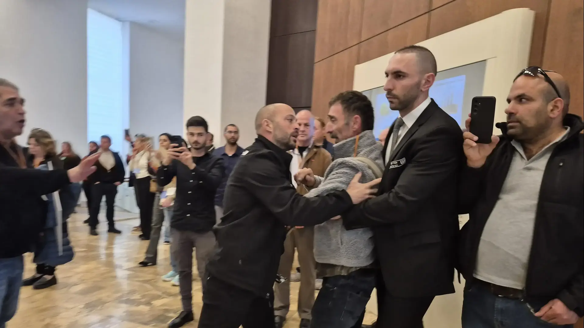 מהומה בכנסת, מונעים מחברי "מועצת אוקטובר" להיכנס למליאה לטובת דיון 40 חתימות, 3 במרץ 2025 מהומה בכנסת, מונעים מחברי "מועצת אוקטובר" להיכנס למליאה לטובת דיון 40 חתימות, 3 במרץ 2025