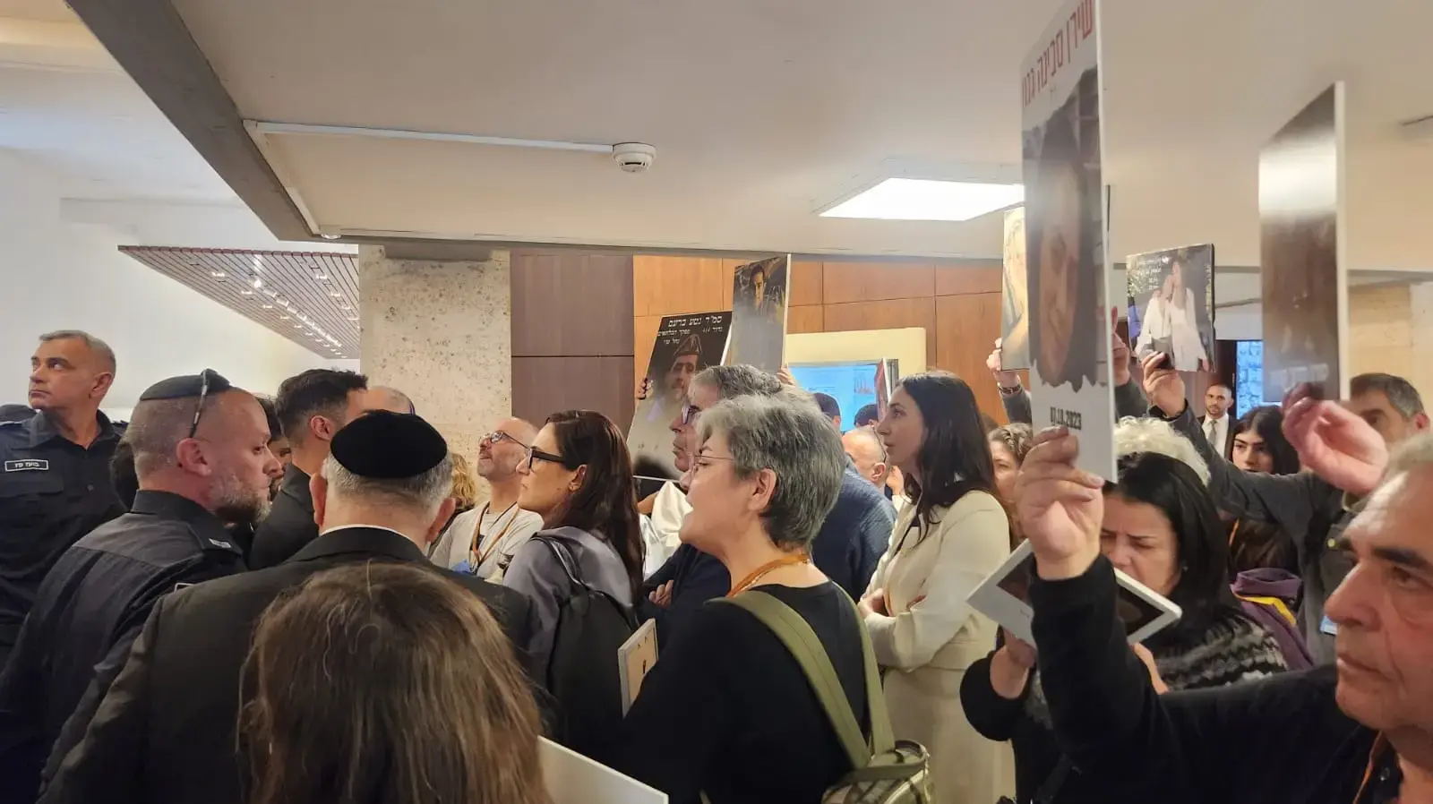 מהומה בכנסת, מונעים מחברי "מועצת אוקטובר" להיכנס למליאה לטובת דיון 40 חתימות, 3 במרץ 2025 מהומה בכנסת, מונעים מחברי "מועצת אוקטובר" להיכנס למליאה לטובת דיון 40 חתימות, 3 במרץ 2025