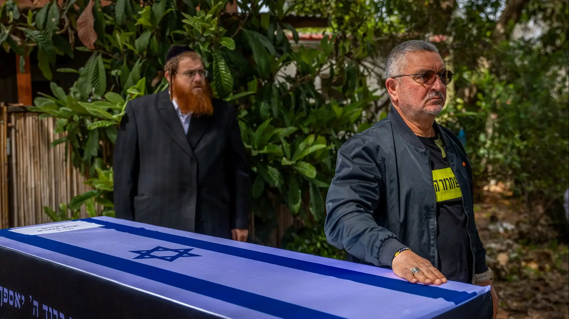 דני אלגרט אחיו של איציק אלגרט בטקס פרידתו ,בית העלמין ניר עוז, 3 במרץ 2025