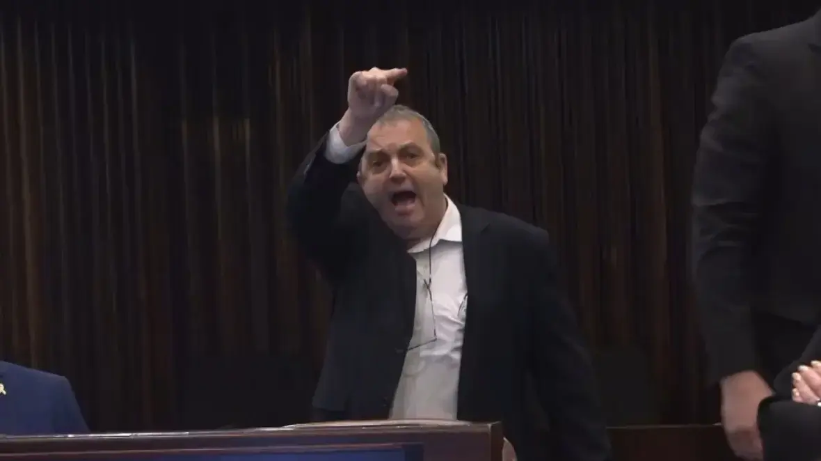 גלעד קריב הוצא ממליאת הכנסת גלעד קריב הוצא ממליאת הכנסת