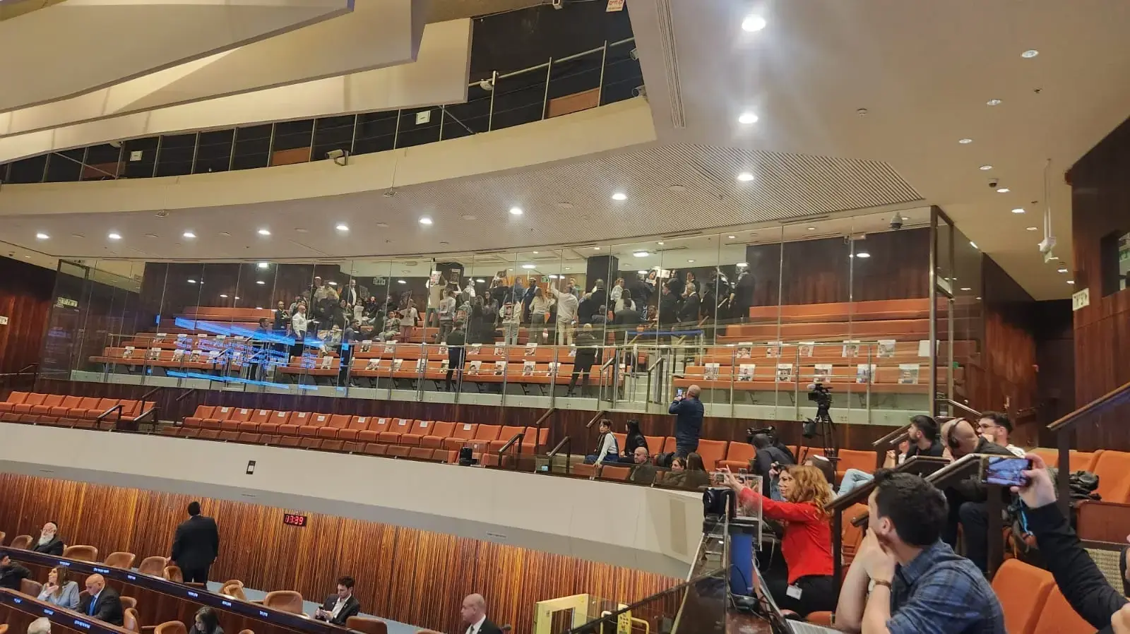 משפחות מועצת אוקטובר הסתובבו עם גבם ביציע לנתניהו והניפו תמונות של הנופלים