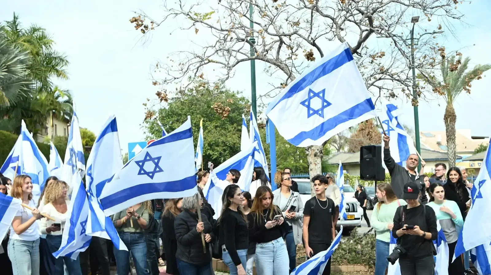 מחכים לשובו הביתה של עומר ונקרט , רחוב ספיר במושבה בגדרה , 4 במרץ 2025 מחכים לשובו הביתה של עומר ונקרט , רחוב ספיר במושבה בגדרה , 4 במרץ 2025