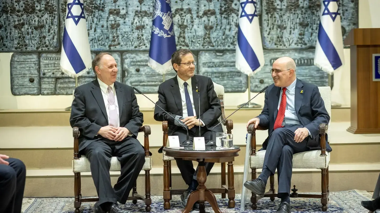 ראשי ועידת התביעות גדעון טיילור וגרג שניידר בפגישה עם נשיא המדינה הרצוג בירושלים ראשי ועידת התביעות גדעון טיילור וגרג שניידר בפגישה עם נשיא המדינה הרצוג בירושלים