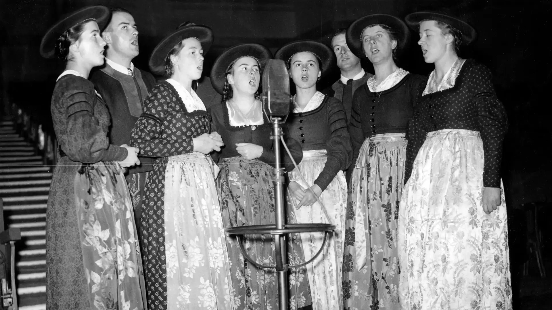 משפחת פון טראפ שרה בתכנית רדיו, לונדון, 9 בדצמבר 1937
