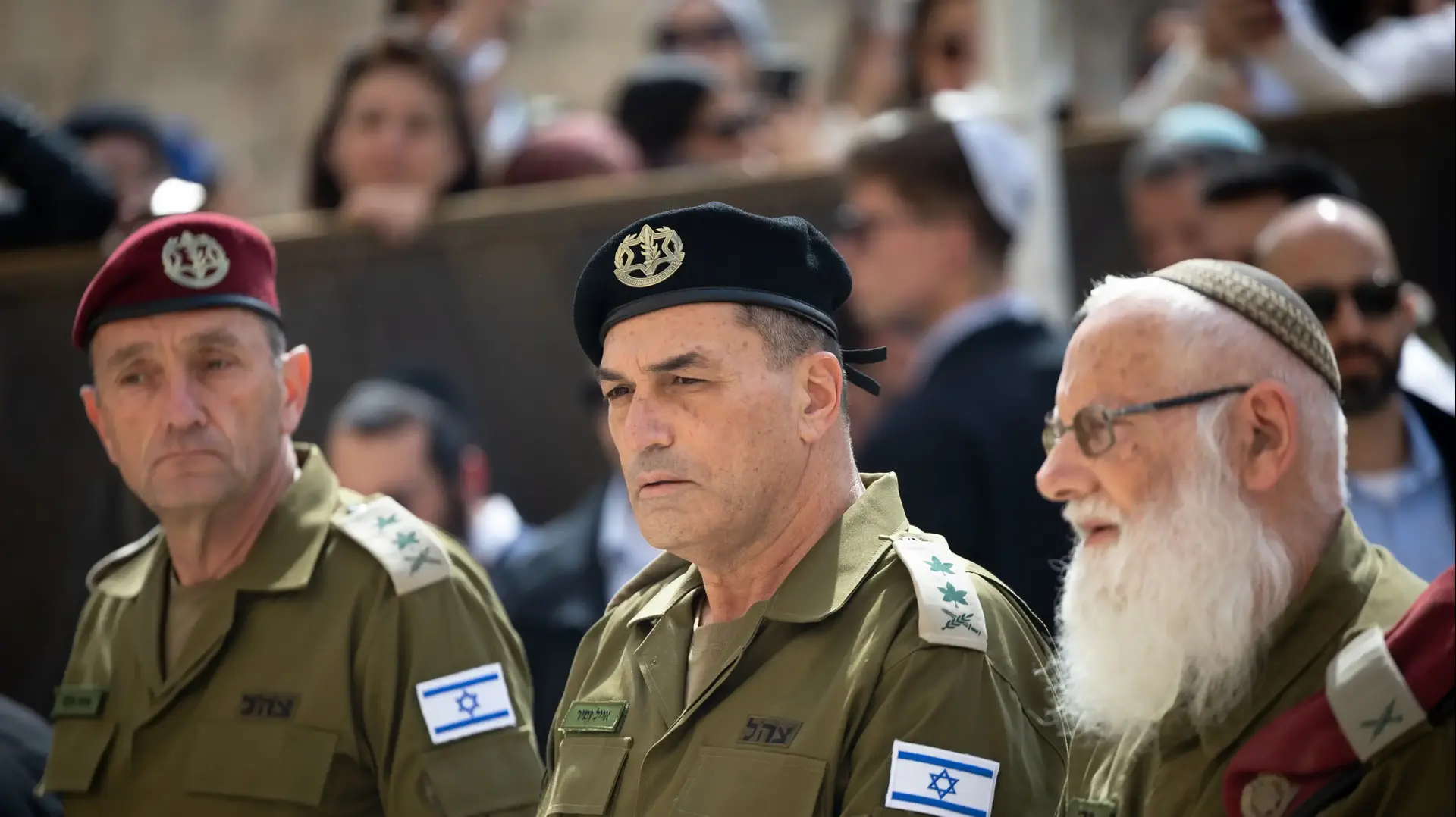 הרמטכ"ל היוצא ,הרצי הלוי והרמטכ"ל הנכנס, אייל זמיר בכותל המערבי עם רב הכותל, הרב שמואל רבינוביץ.ירושלים , 5 במרץ 2025 הרמטכ"ל היוצא ,הרצי הלוי והרמטכ"ל הנכנס, אייל זמיר בכותל המערבי עם רב הכותל, הרב שמואל רבינוביץ.ירושלים , 5 במרץ 2025