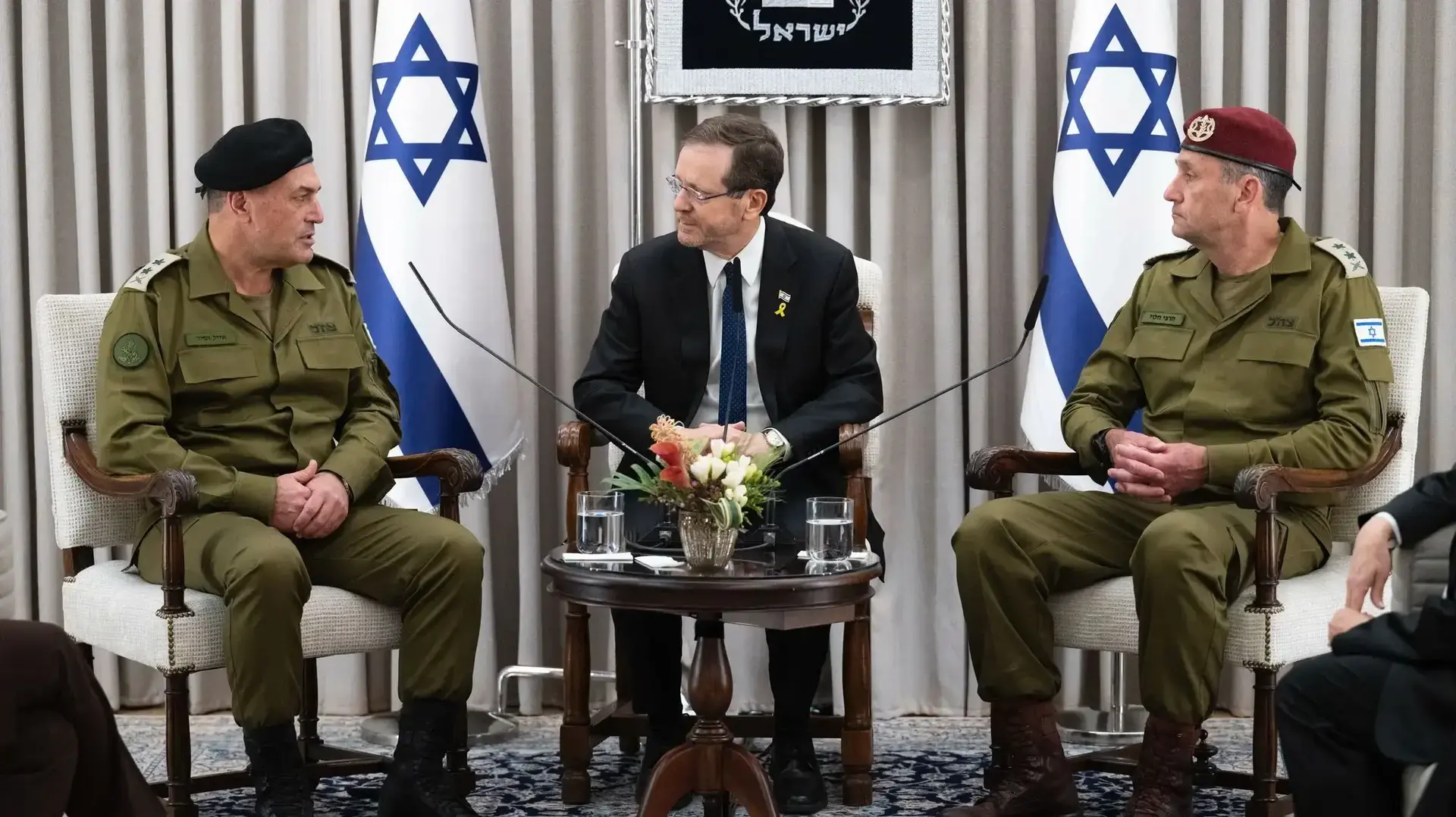 נשיא המדינה יצחק הרצוג עם הרמטכ"ל היוצא ,הרצי הלוי, והרמטכ"ל הנכנס, אייל זמיר, בבית הנשיא בירושלים, 5 במרץ 2025 נשיא המדינה יצחק הרצוג עם הרמטכ"ל היוצא ,הרצי הלוי, והרמטכ"ל הנכנס, אייל זמיר, בבית הנשיא בירושלים, 5 במרץ 2025