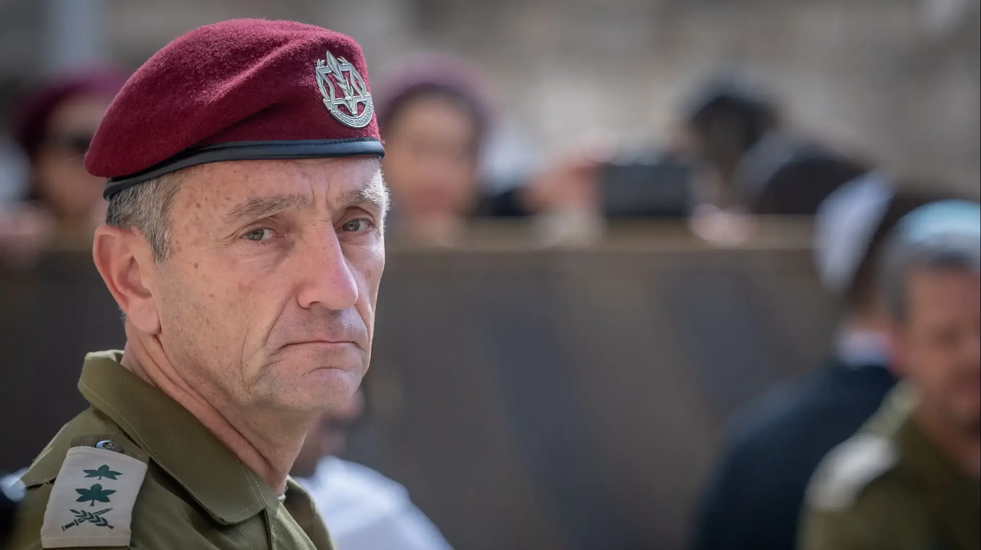 הרמטכ"ל היוצא ,הרצי הלוי והרמטכ"ל הנכנס, אייל זמיר בכותל המערבי עם רב הכותל, ירושלים , 5 במרץ 2025 הרמטכ"ל היוצא ,הרצי הלוי והרמטכ"ל הנכנס, אייל זמיר בכותל המערבי עם רב הכותל, ירושלים , 5 במרץ 2025