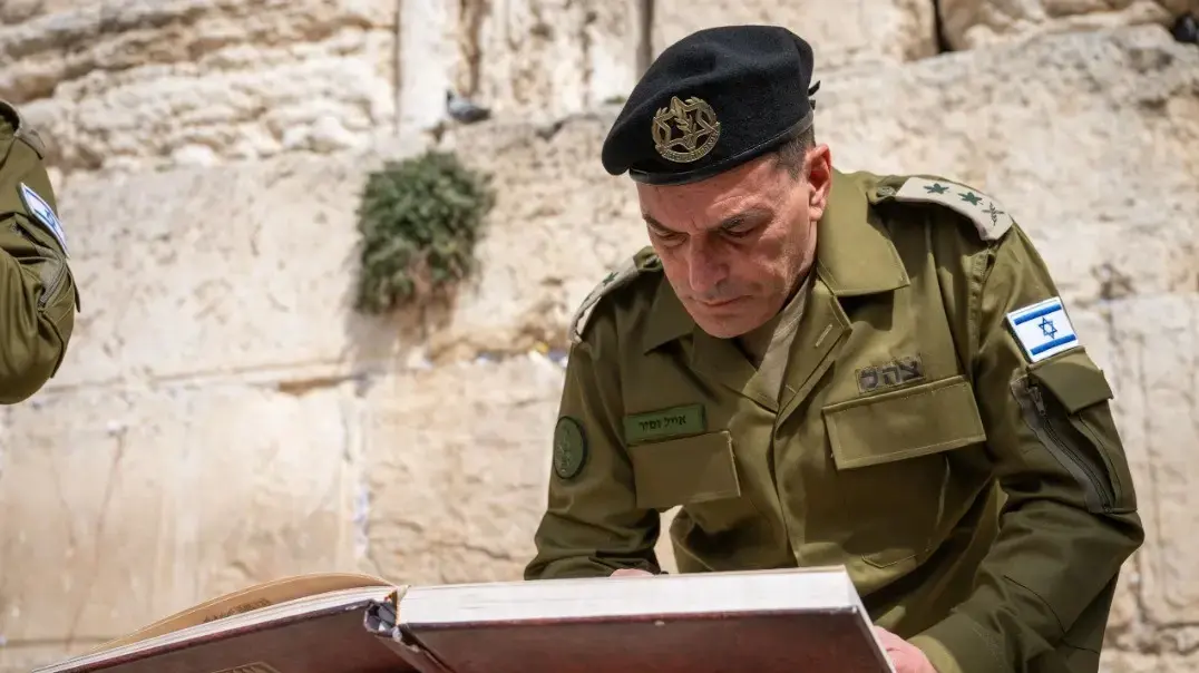 הרמטכ"ל היוצא ,הרצי הלוי והרמטכ"ל הנכנס, אייל זמיר מניחים זר זיכרון לזכר חללי צה"ל בהיכל הזיכרון הממלכתי בהר הרצל, ירושלים, 5 במרץ 2025 הרמטכ"ל היוצא ,הרצי הלוי והרמטכ"ל הנכנס, אייל זמיר מניחים זר זיכרון לזכר חללי צה"ל בהיכל הזיכרון הממלכתי בהר הרצל, ירושלים, 5 במרץ 2025
