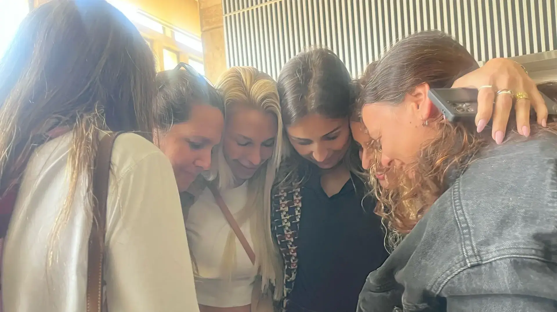 האמהות לפעוטות מתחבקות מחוץ לאולם בית המשפט לאחר גזר הדין בפרשת “גן סיגל”