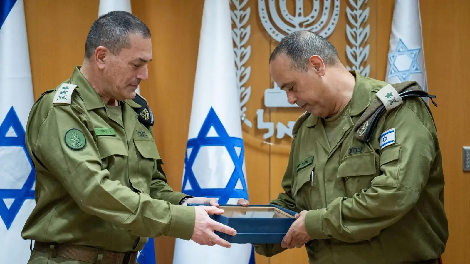 אלוף תמיר ידעי ואלוף אמיר ברעם בטקס חילופי סגן ראש המטה הכללי יחד עם הרמטכ"ל אייל זמיר
6 במרץ 2025 אלוף תמיר ידעי ואלוף אמיר ברעם בטקס חילופי סגן ראש המטה הכללי יחד עם הרמטכ"ל אייל זמיר
6 במרץ 2025