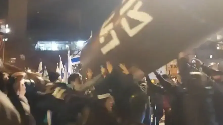 הפגנה מול ביתו של יריב לוין, 6 במרץ 2025 הפגנה מול ביתו של יריב לוין, 6 במרץ 2025
