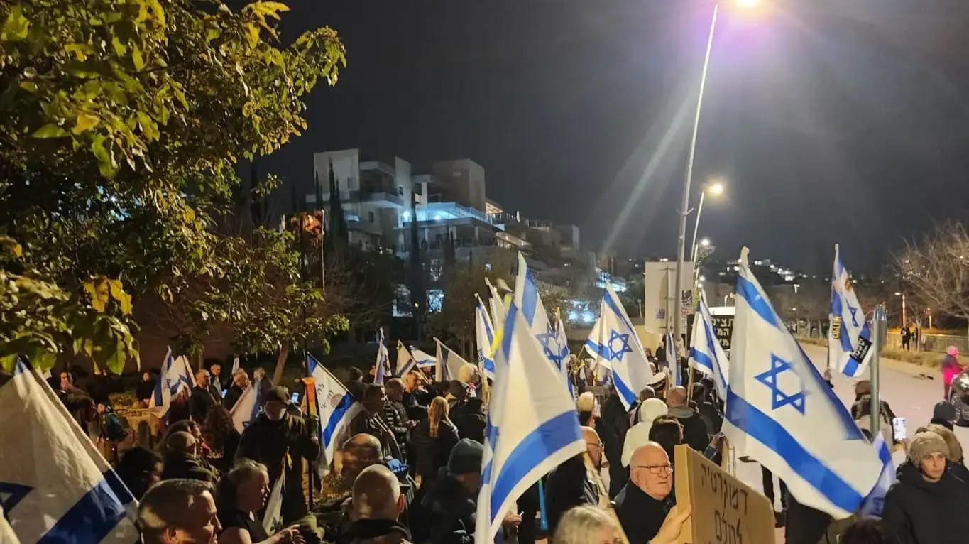 הפגנה מול ביתו של יריב לוין, 6 במרץ 2025 הפגנה מול ביתו של יריב לוין, 6 במרץ 2025
