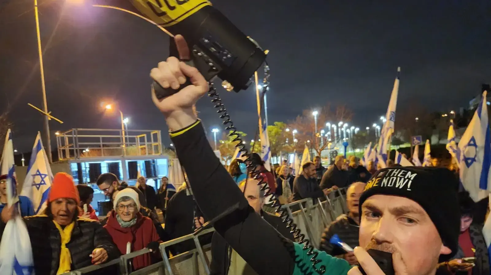 הפגנה מול ביתו של יריב לוין, 6 במרץ 2025 הפגנה מול ביתו של יריב לוין, 6 במרץ 2025