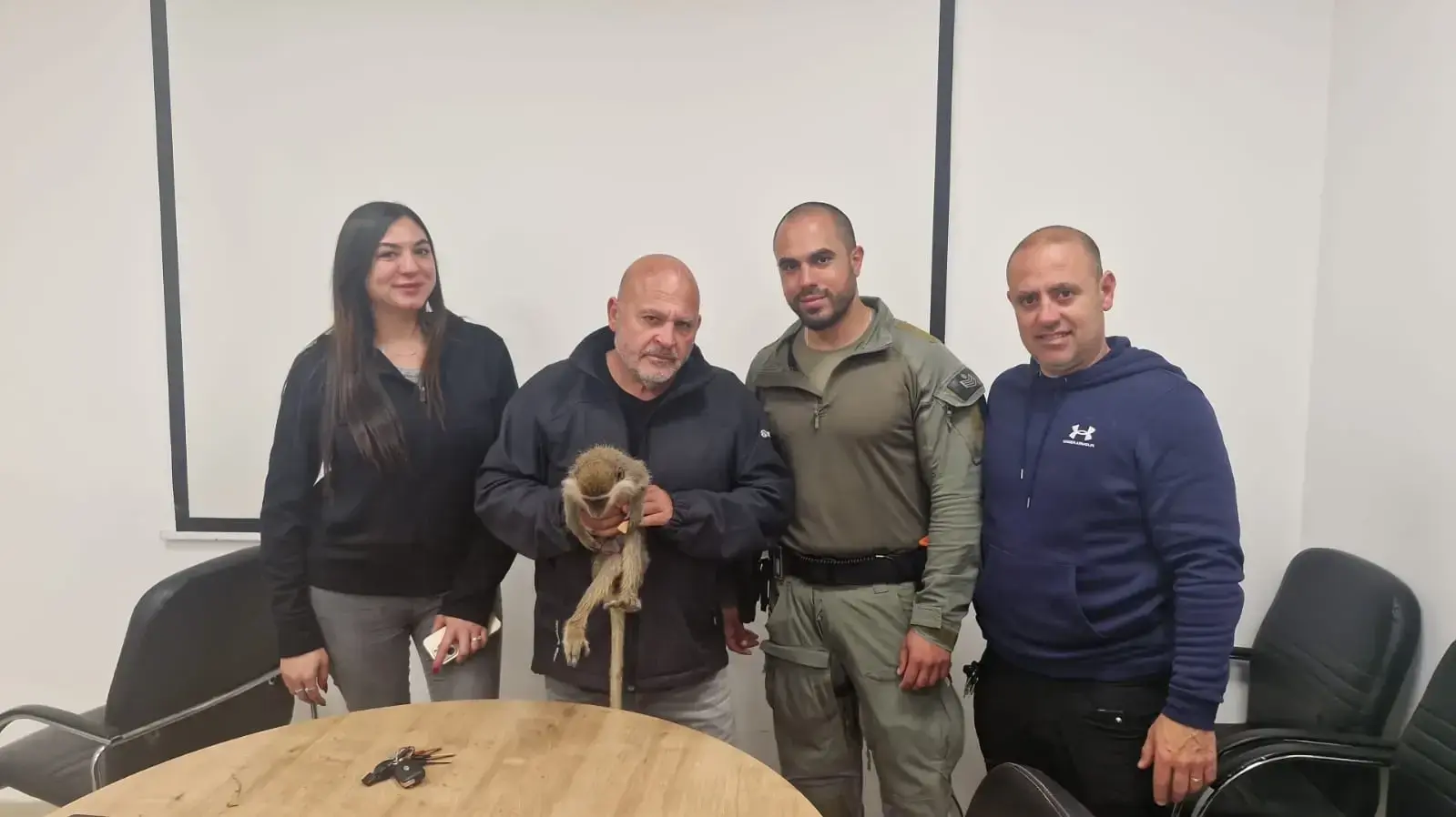 שוטרי תחנת שגב שלום ולוחמי משמר לאומי דרום הצילו קוף נוסף שאותר ביישוב ביר הדאג'. 8 במרת 2025 שוטרי תחנת שגב שלום ולוחמי משמר לאומי דרום הצילו קוף נוסף שאותר ביישוב ביר הדאג'. 8 במרת 2025