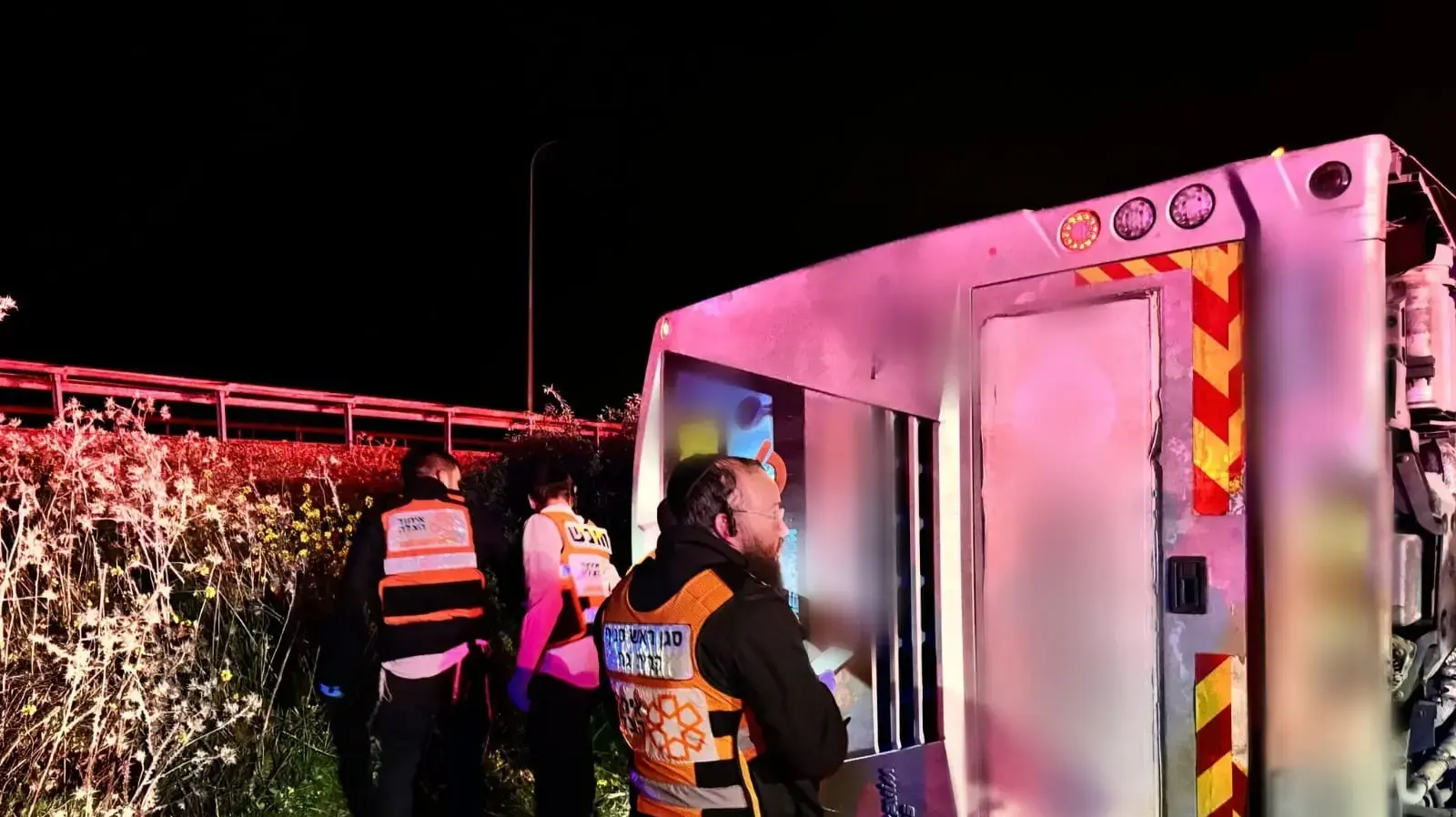 הרוג, פצועים בינוני וקל בתאונת דרכים כתוצאה מאוטובוס שהתהפך
