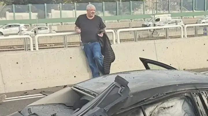 שלמה לחיאני לאחר הפיצוץ ברכבו שעלה באש, כביש איילון דרום שלמה לחיאני לאחר הפיצוץ ברכבו שעלה באש, כביש איילון דרום