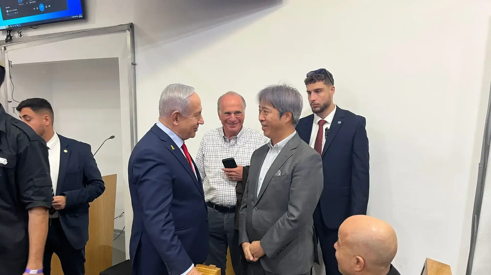 שגריר יפן בישראל מבקר את בנימין נתניהו באולם בית המשפט שגריר יפן בישראל מבקר את בנימין נתניהו באולם בית המשפט