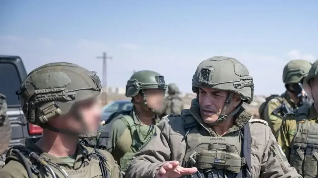 הרמטכ״ל, רב-אלוף אייל זמיר, נפגש עם מפקד גדוד 77, סגן-אלוף ש׳, במסגרת סיור שטח שקיים בסוריה, 9 במרץ 2025
