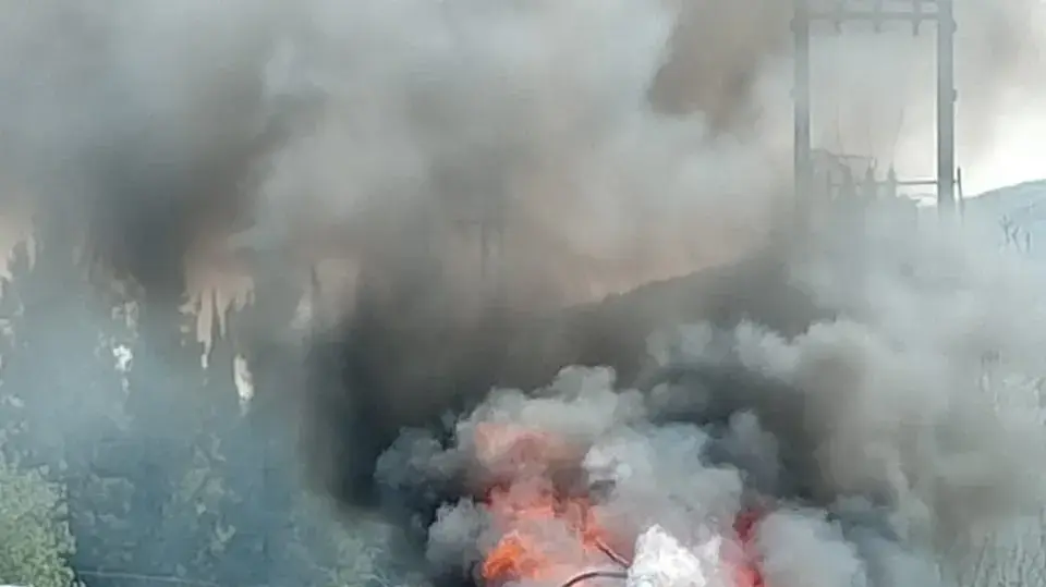 רכב עולה באש בעקבות תקיפת כטב"ם בדרום לבנון רכב עולה באש בעקבות תקיפת כטב"ם בדרום לבנון