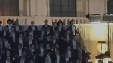 מאות תלמידי ישיבות של ״עטרת שלמה״, במהלך חתונת בנו של ראש הישיבה הרב שלום בער סורוצקין. מאות תלמידי ישיבות של ״עטרת שלמה״, במהלך חתונת בנו של ראש הישיבה הרב שלום בער סורוצקין.