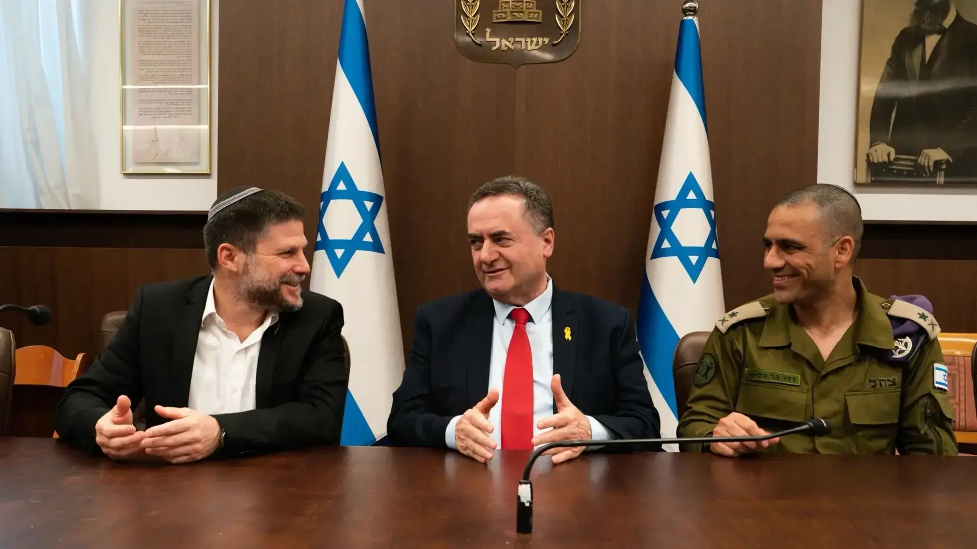 שר הביטחון ישראל כ"ץ, שר האוצר בצלאל סמוטריץ' וראש אכ"א אלוף דדו בר כליפא
שר הביטחון ישראל כ"ץ, שר האוצר בצלאל סמוטריץ' וראש אכ"א אלוף דדו בר כליפא