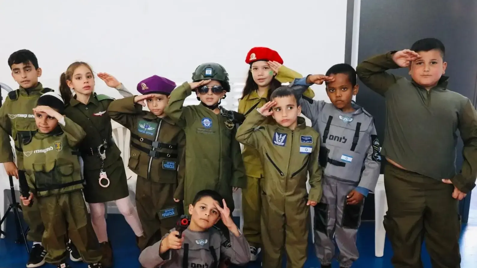 תלמידי בית ספר יבנה מצדיעים לגיבורים והגיבורים שלנו, חיילי צה״ל תלמידי בית ספר יבנה מצדיעים לגיבורים והגיבורים שלנו, חיילי צה״ל