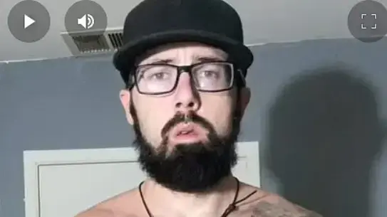 הצליח לבצע 500 שכיבות סמיכה בשעה אחת והציג את השינוי בגופו. ככה הוא נראה אחרי הצליח לבצע 500 שכיבות סמיכה בשעה אחת והציג את השינוי בגופו. ככה הוא נראה אחרי