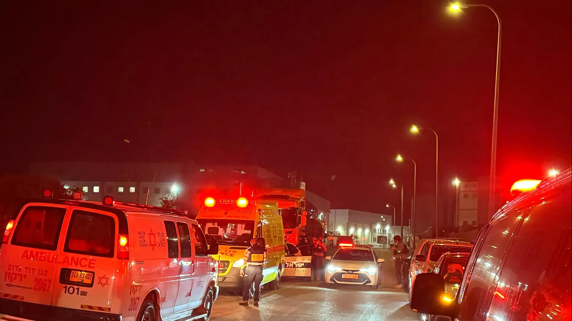כוחות הביטחון ומד"א בזירת אירוע פיגוע ירי בשומרון כוחות הביטחון ומד"א בזירת אירוע פיגוע ירי בשומרון