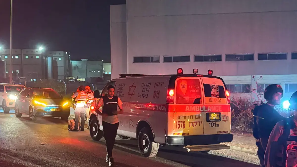 כוחות הביטחון ומד"א בזירת אירוע פיגוע ירי בשומרון