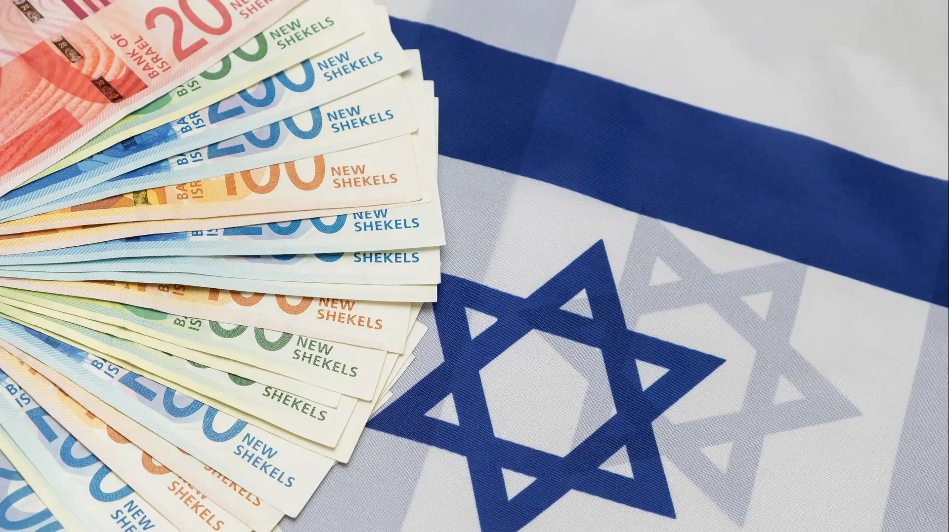 שטרות של שקלים על רקע דגל ישראל שטרות של שקלים על רקע דגל ישראל