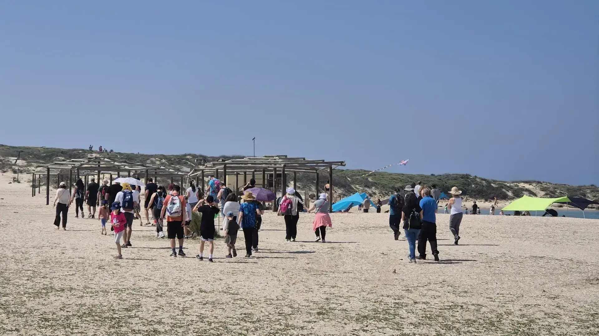 מטיילים בחוף הבונים מטיילים בחוף הבונים