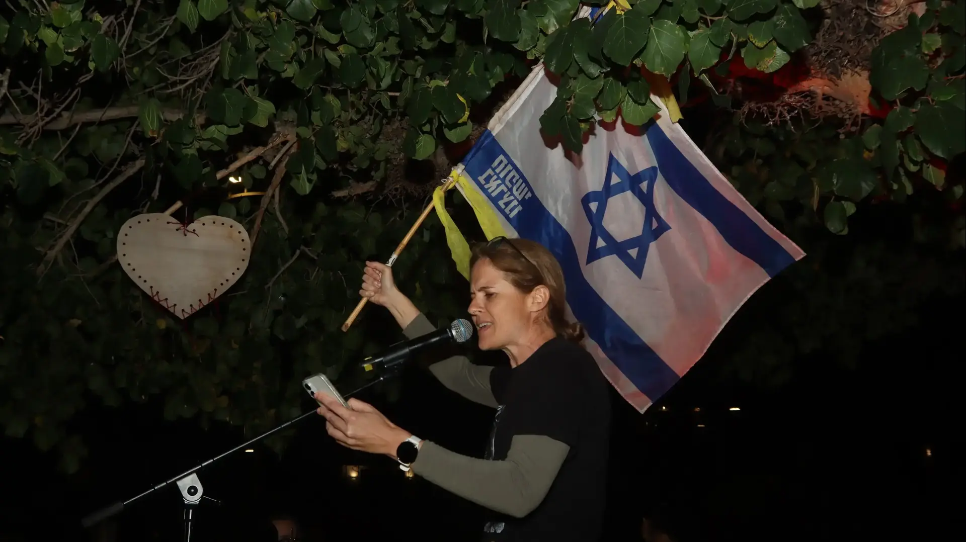 שקמה ברסלר נואמת בכיכר הבימה בהפגנה לשחרור החטופים, 15 במרץ 2025 שקמה ברסלר נואמת בכיכר הבימה בהפגנה לשחרור החטופים, 15 במרץ 2025