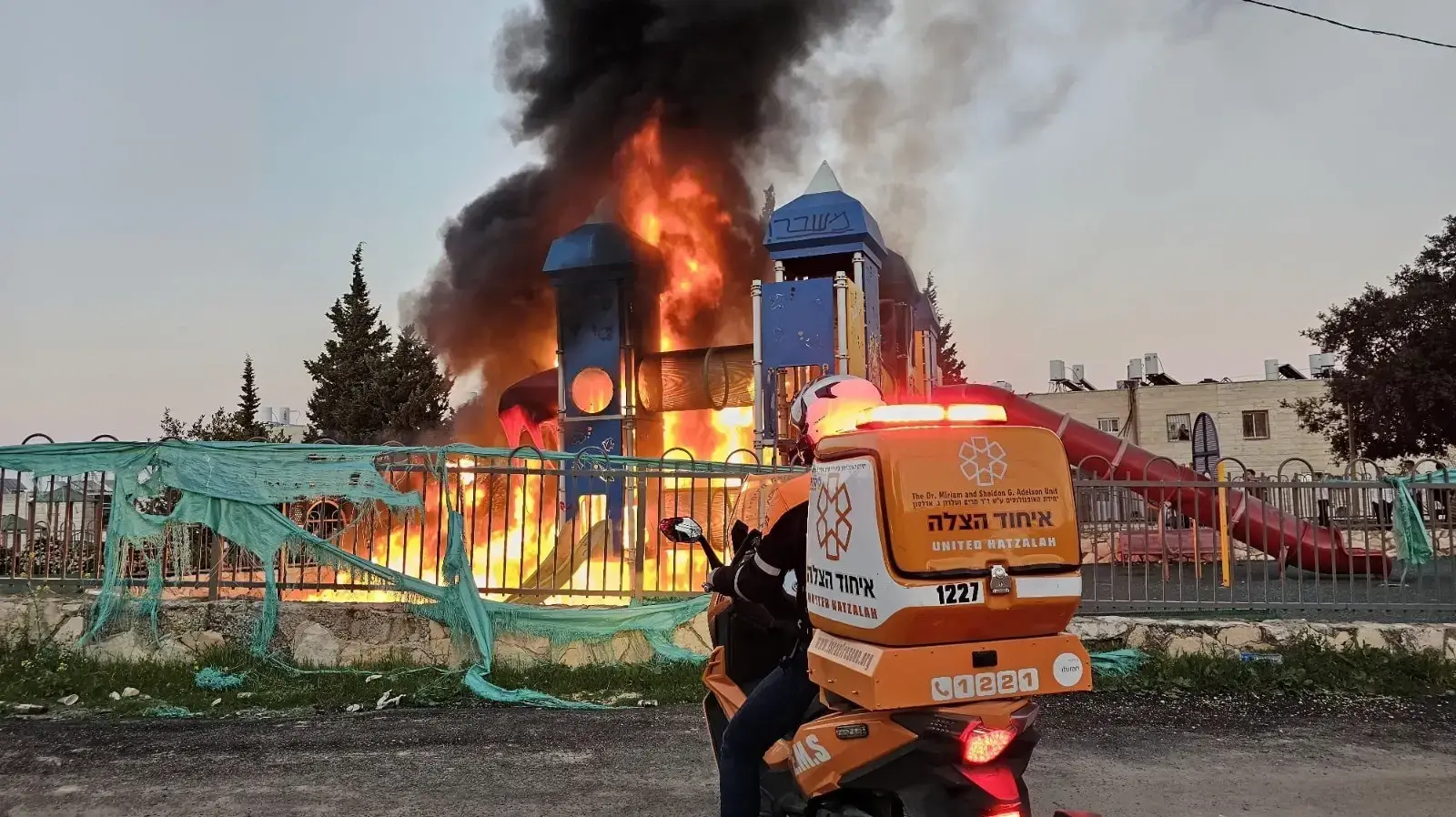 שריפה בגן שעשועים, רחוב מירסקי בירושלים, 15 במרץ 2025 שריפה בגן שעשועים, רחוב מירסקי בירושלים, 15 במרץ 2025