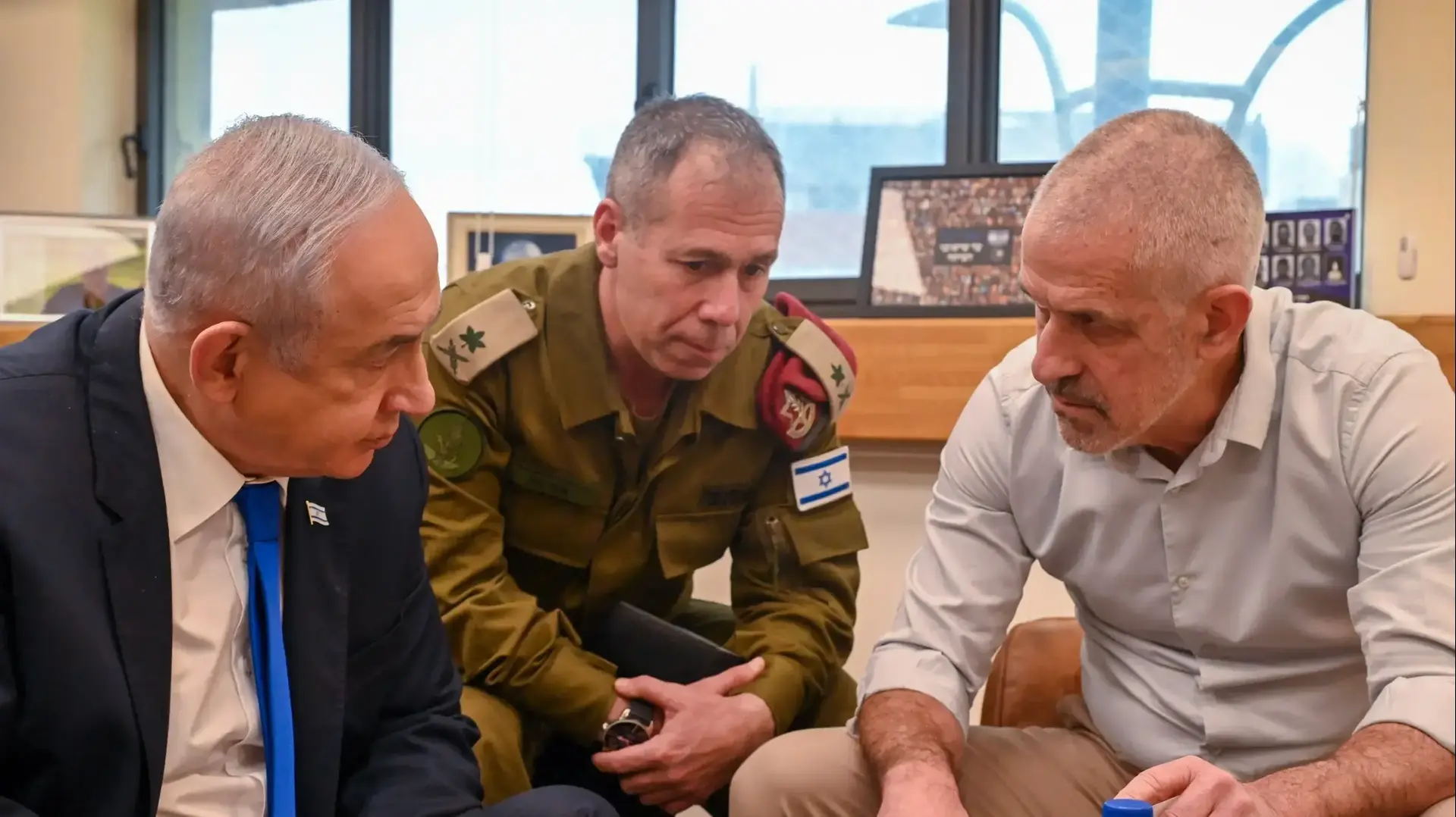 רה"מ בנימין נתניהו ביקר במטה השב"כ וקיים פגישת עבודה ראש השב"כ רונן בר, 18 באפריל 2024 רה"מ בנימין נתניהו ביקר במטה השב"כ וקיים פגישת עבודה ראש השב"כ רונן בר, 18 באפריל 2024