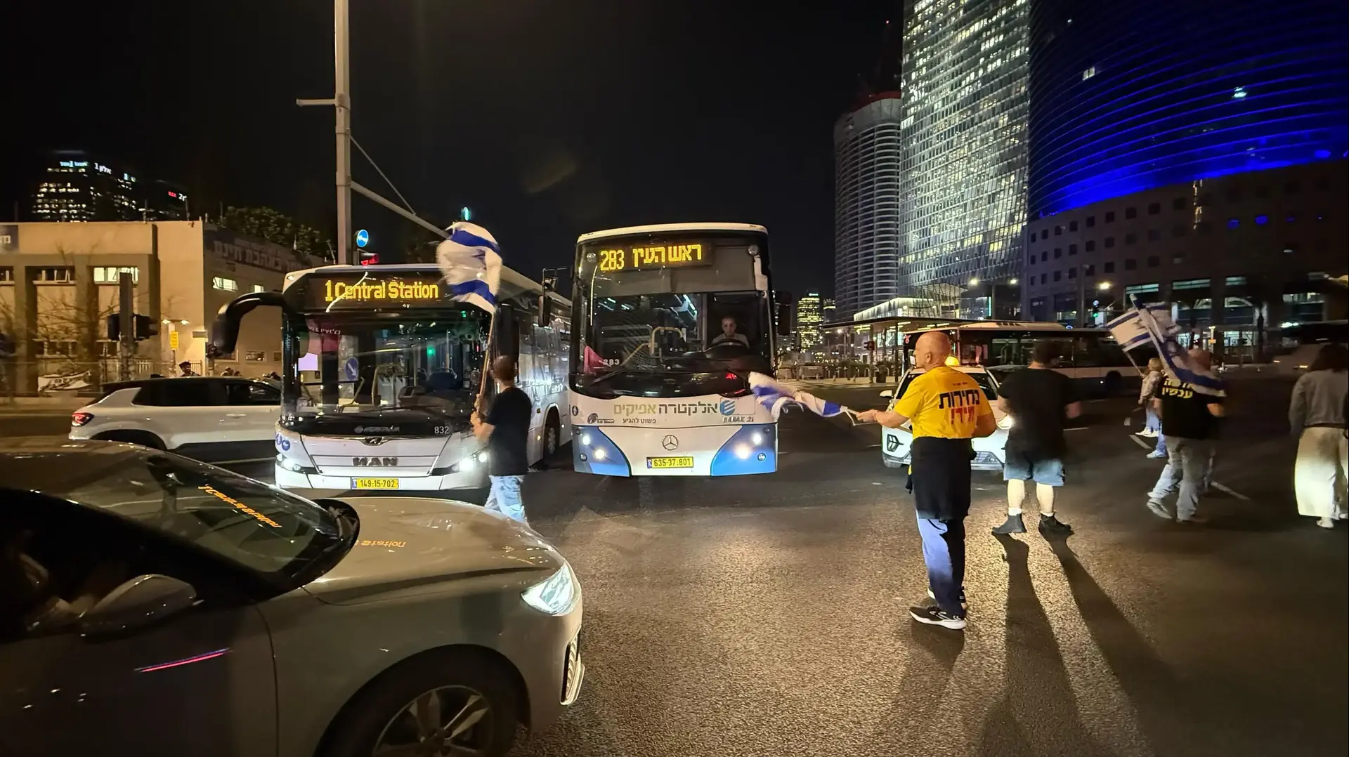 הפגנה נגד החלטתו של רה"מ בנימין נתניהו לפיטור ראש השב"כ, רונן בר, 16 במרץ 2025 הפגנה נגד החלטתו של רה"מ בנימין נתניהו לפיטור ראש השב"כ, רונן בר, 16 במרץ 2025