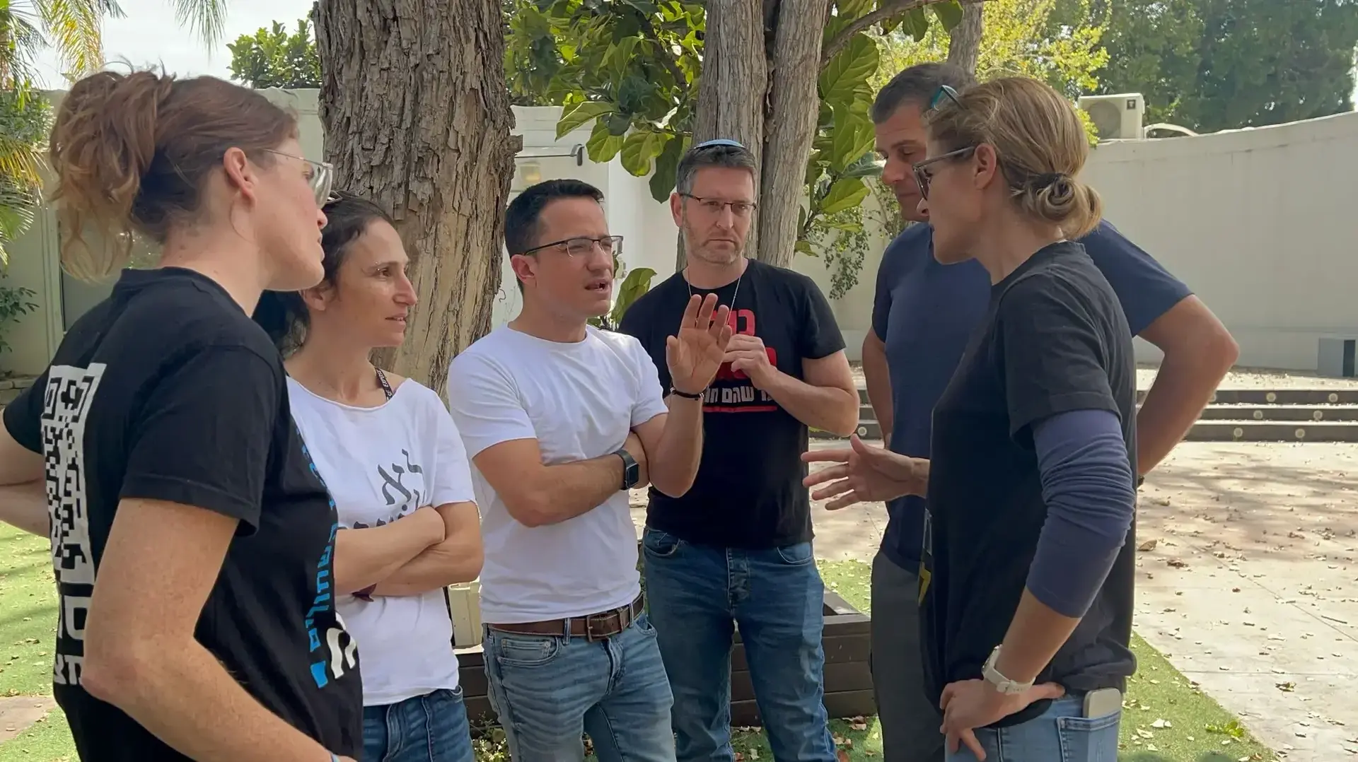 ראשי ארגוני המחאה התכנסו לדיין על החלטתו של רה"מ בנימין נתניהו לפטר את ראש השב"כ, רונן בר, 17 במרץ 2025 ראשי ארגוני המחאה התכנסו לדיין על החלטתו של רה"מ בנימין נתניהו לפטר את ראש השב"כ, רונן בר, 17 במרץ 2025