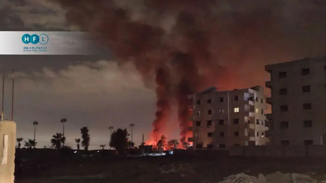 ערוץ הטלוויזיה של החות׳ים מדווח על סידאת תקיפות של חיל-האוויר האמריקני לעבר מפעל בעיר באג׳ל, שבמחוז אל-חודיידה שבמערב תימן ערוץ הטלוויזיה של החות׳ים מדווח על סידאת תקיפות של חיל-האוויר האמריקני לעבר מפעל בעיר באג׳ל, שבמחוז אל-חודיידה שבמערב תימן