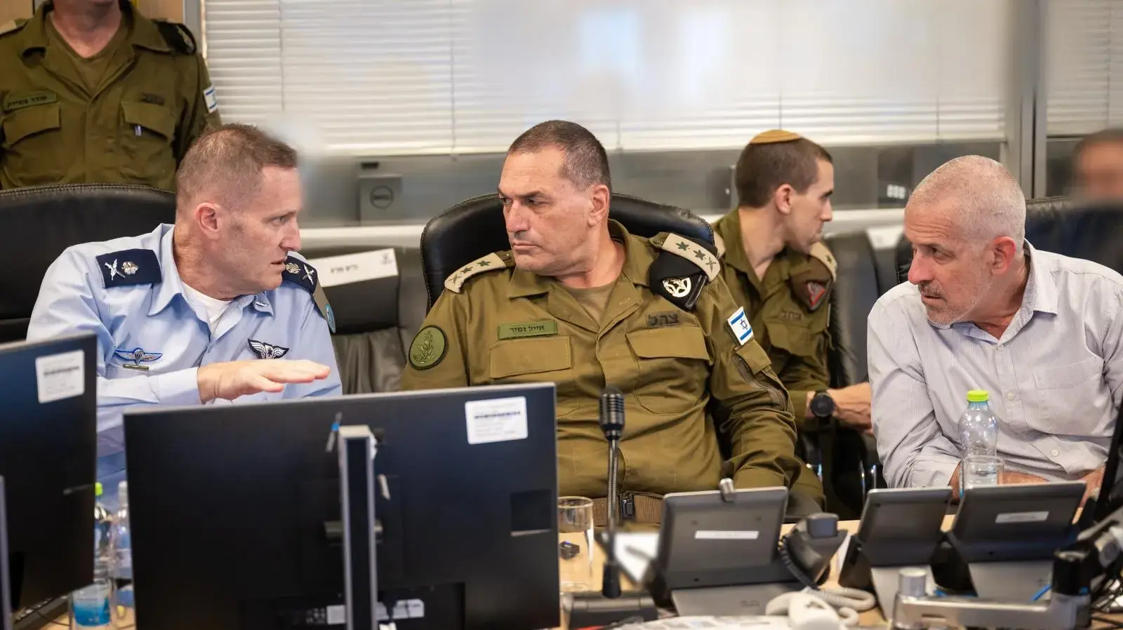הרמטכ"ל רב-אלוף אייל זמיר, ראש השב"כ רונן בר ומפקד חיל האוויר, אלוף תומר בר, בבור חיל האוויר, מפקדים על התקיפות הלילה בעזה הרמטכ"ל רב-אלוף אייל זמיר, ראש השב"כ רונן בר ומפקד חיל האוויר, אלוף תומר בר, בבור חיל האוויר, מפקדים על התקיפות הלילה בעזה
