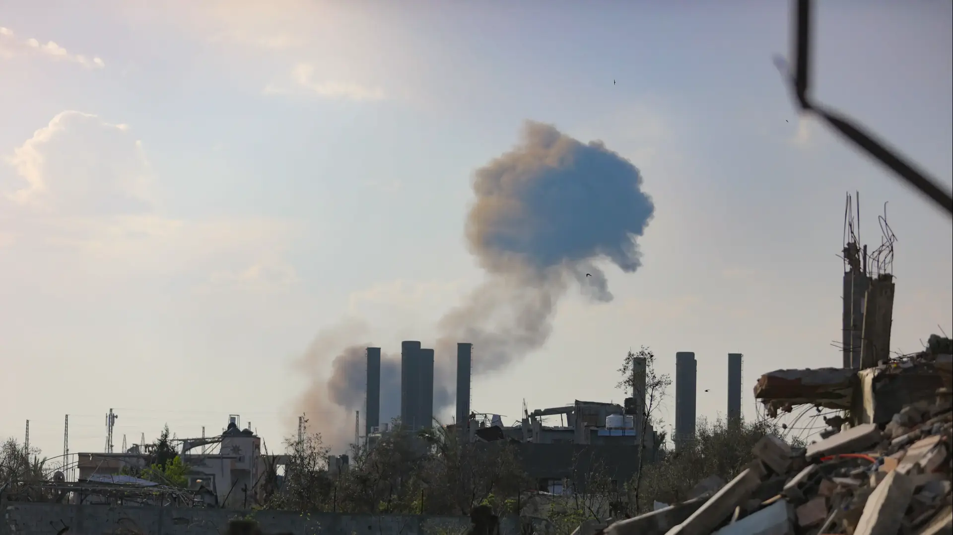עשן מיתמר מעל עזה לאחר תקיפות חיל האויר, 18 במרץ 2025 עשן מיתמר מעל עזה לאחר תקיפות חיל האויר, 18 במרץ 2025